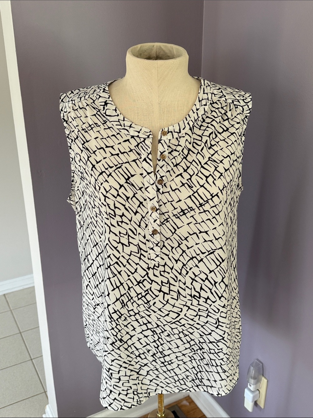 212 Collection Black & White Printed Sleeveless Camisole